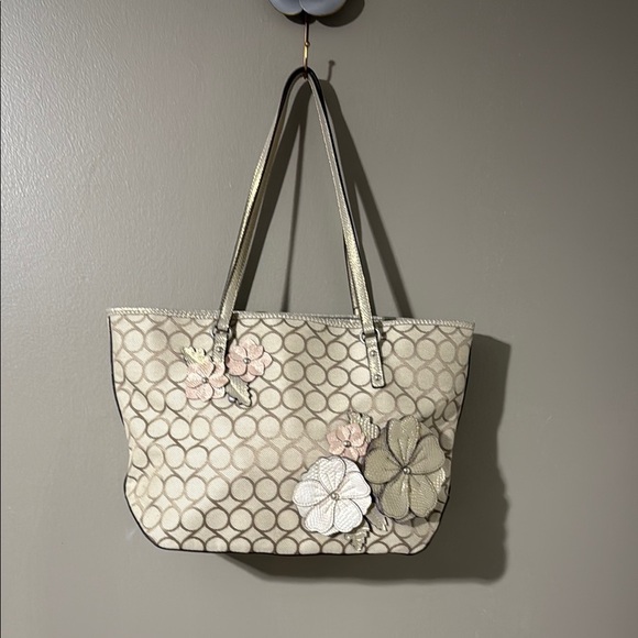 Nine West Cream and Pink Totes Elegant and Spacious - Picture 1 of 10